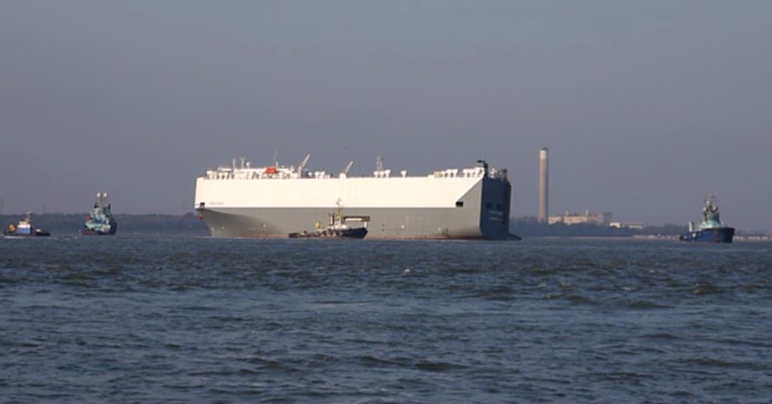 Hoegh Osaka being towed to Southampton