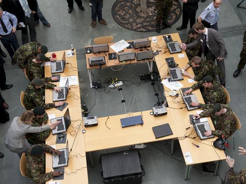 Soldiers use simulator