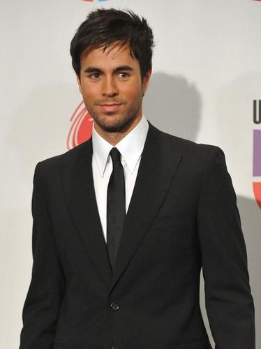 Enrique Iglesias live and posed