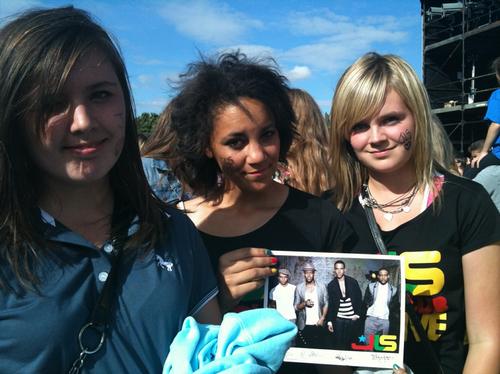 JLS Fans at The Embankment: Your photos