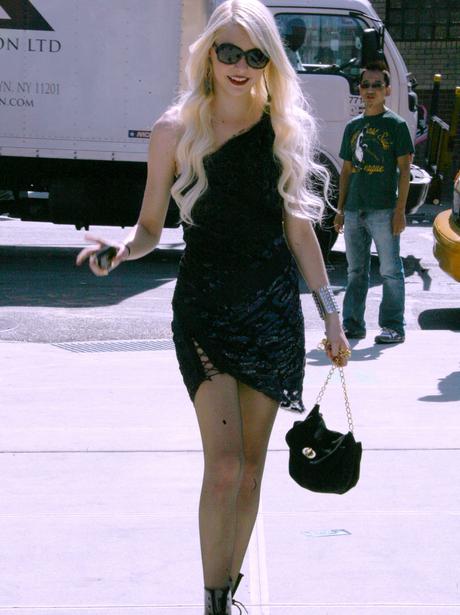 on set with Taylor Momsen Gossip Girl