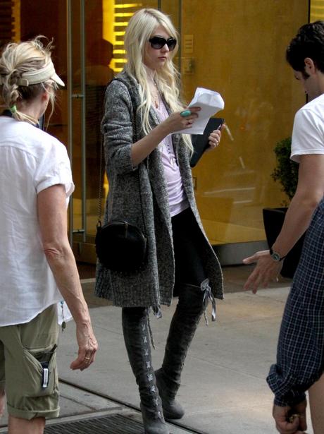 on set with Taylor Momsen Gossip Girl