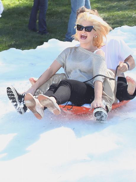 kelly osbourne skiing