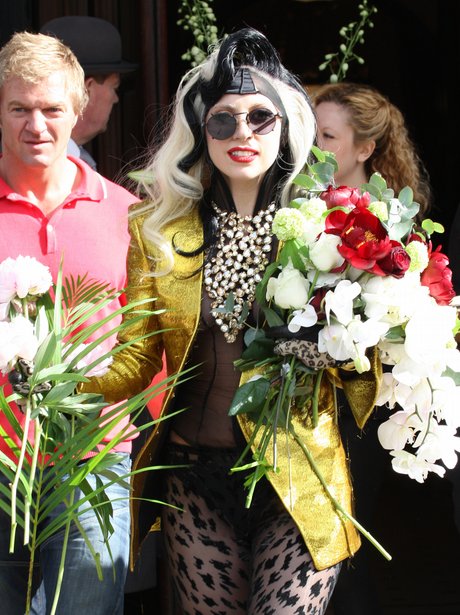 Lady Gaga treats fans