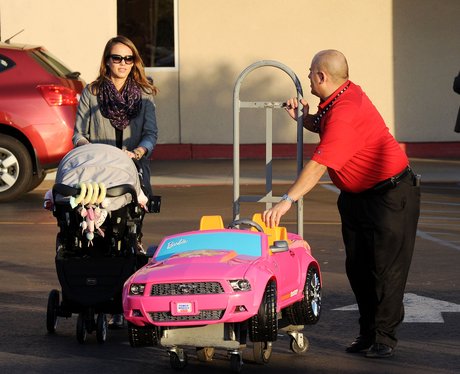 Jessica Alba goes Christmas Shopping