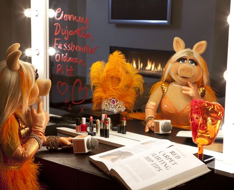 Miss Piggy hosts the red carpet