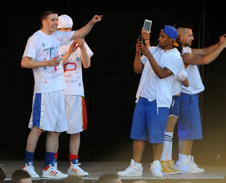 Twist and Pulse perform