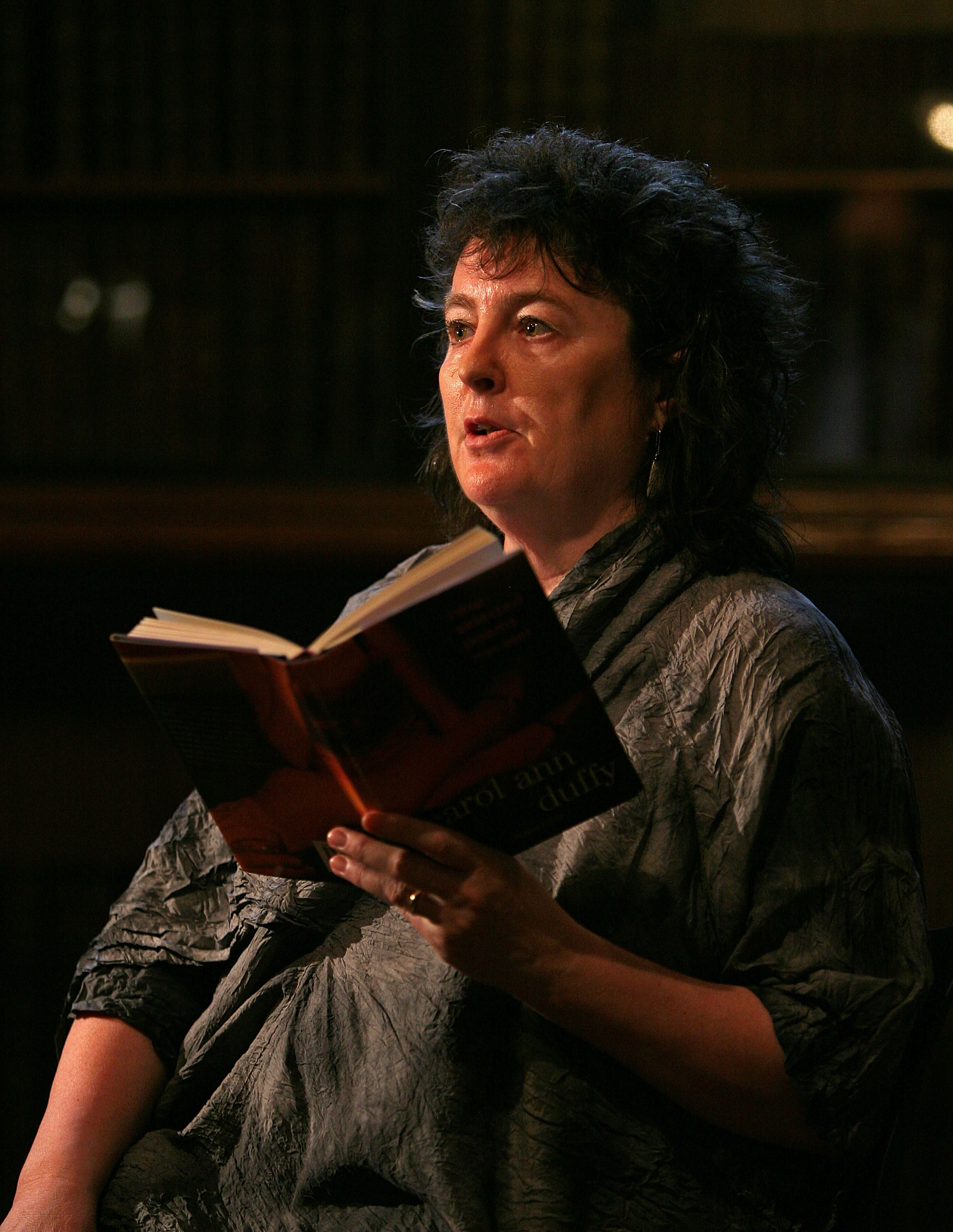 Carol ann duffy. Кэрол Энн Даффи. Кэрол Энн Сьюзи. Кэрол Энн ли писательница. Rapture Carol Ann Duffy.