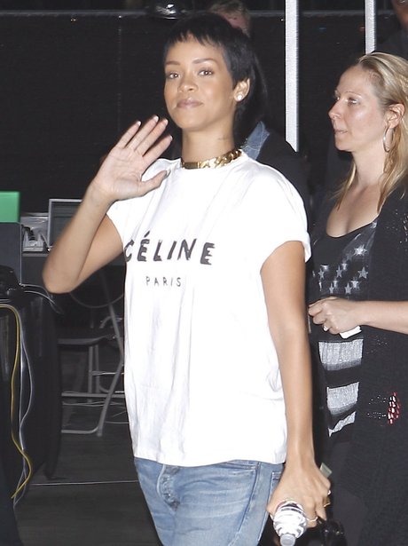 Rihanna shows off her new short hair style