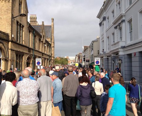 Thousands watch cycle race