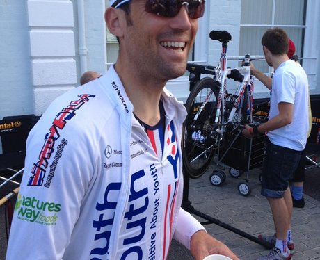Thousands watch cycle race