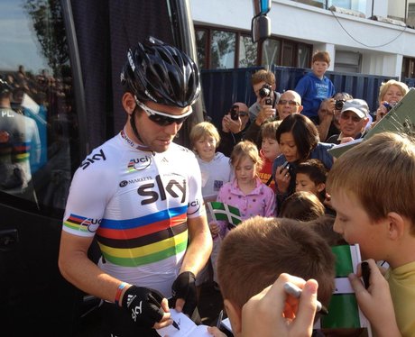 Thousands watch cycle race