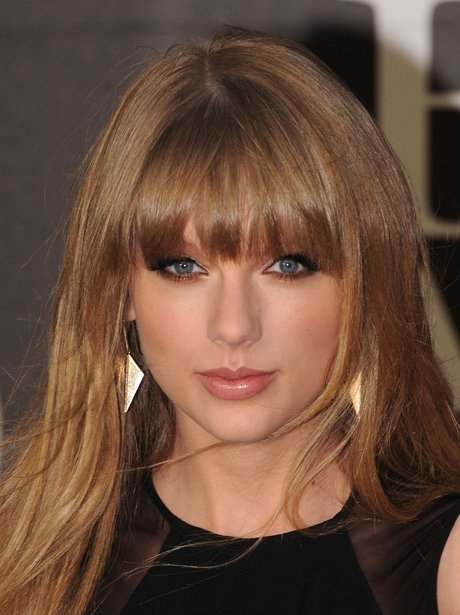 Taylor Swift looks picture perfect with smokey eyes and glossy hair ...