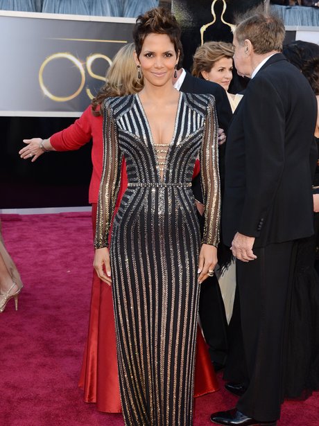 Halle Berry attends the Oscars 2013 red carpet