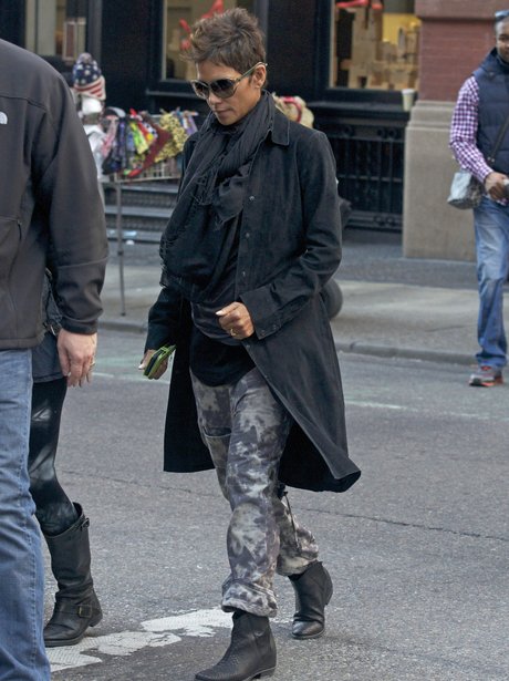 Halle Berry pregnant New York
