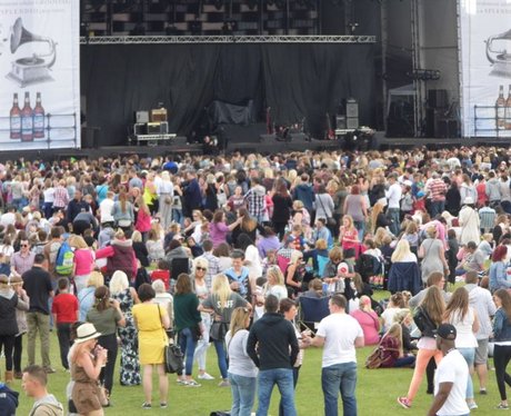 Crowds at Chester Rocks