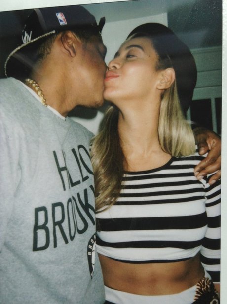 Beyonce and Jay-Z kiss