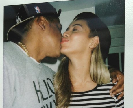 Beyonce and Jay Z kiss
