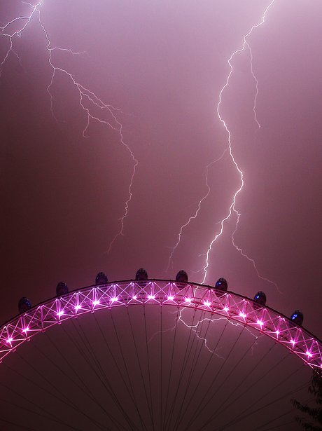 Lightning Tracker Near Me The London Eye Is Hit By Lightning. - Heatwave In The Uk - Heart