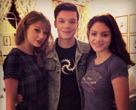 taylor swift poses with 'the giver' cast