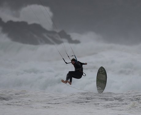 kite surfer loses his board in the sea