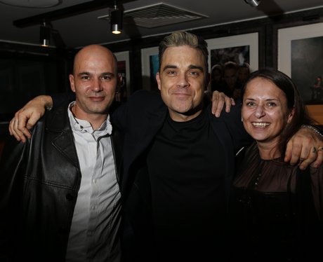 robbie williams poses with fans