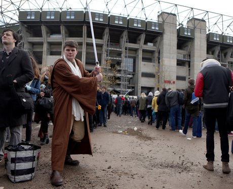 people queue for star wars auditions
