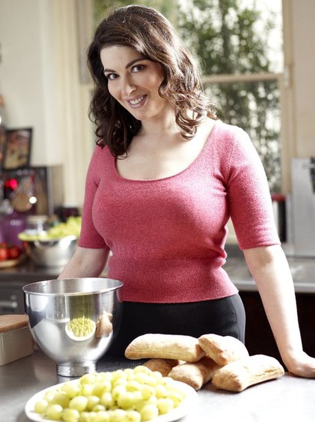 14 Voluptuous Chef Nigella Lawson Is Sexier Than Ever At The Age Of 53 Heart S Heart