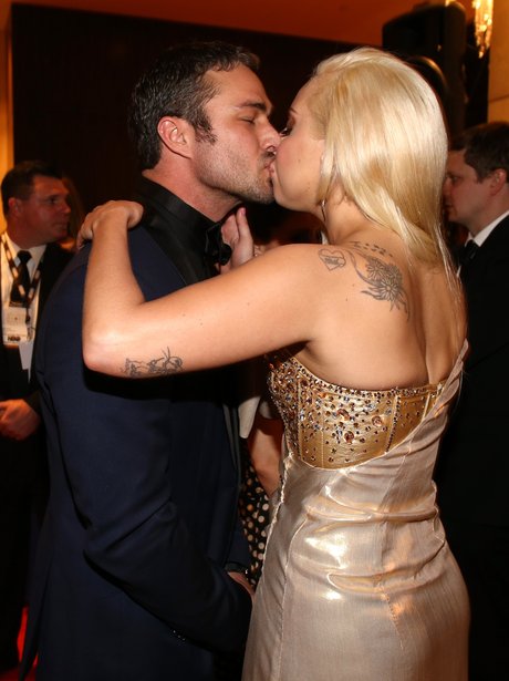 Lady Gaga and Taylor Kinney kissing Golden Globe 