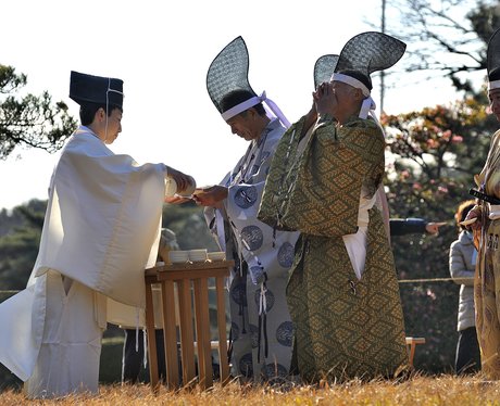 People in traditional Japanese clothes