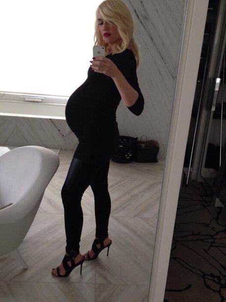 Gwen Stefani showing off her baby bump in black