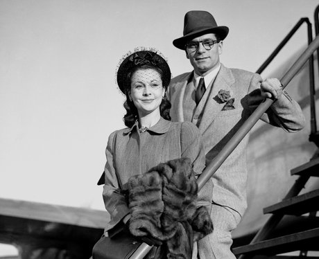 Vivien Leigh and Laurence Olivier leaving an aeroplane