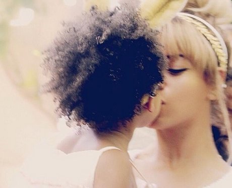 Beyonce and Blue Ivy kiss on instagram