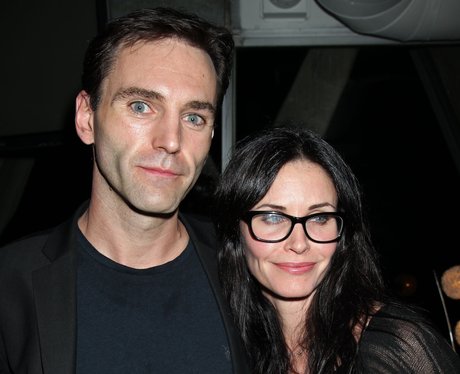 Johnny McDaid and Courtney Cox posing