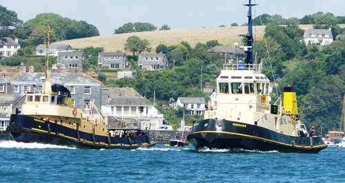 Tug strikes rocks 