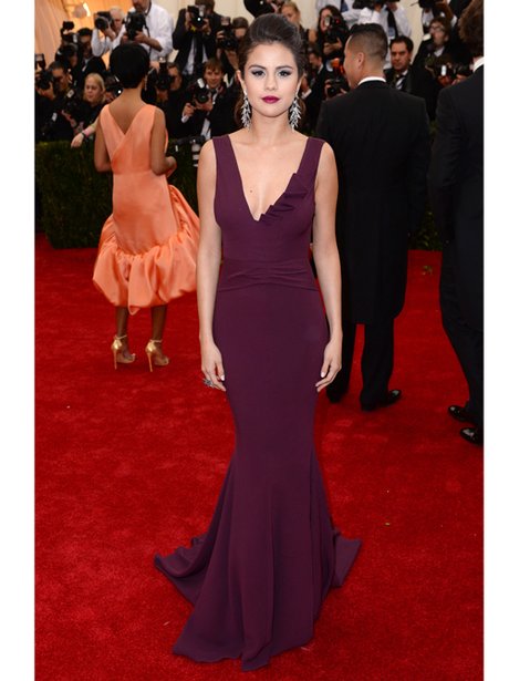 8. Selena Gomez looks ravashing in a burgundy gown. - Met Gala 2014 ...