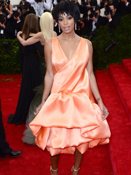 4. Solange Knowles' dress is too busy and swamps her athletic frame