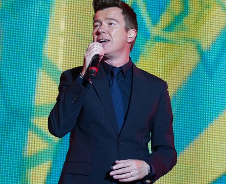 'Never Gonna Give You Up!' Rick Astley sings his catchy pop tunes ...