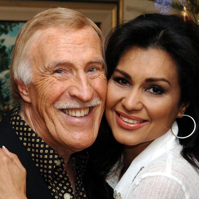 Sir Bruce Forsyths Wife Reflects On Their Marriage In Teary Interview Heart