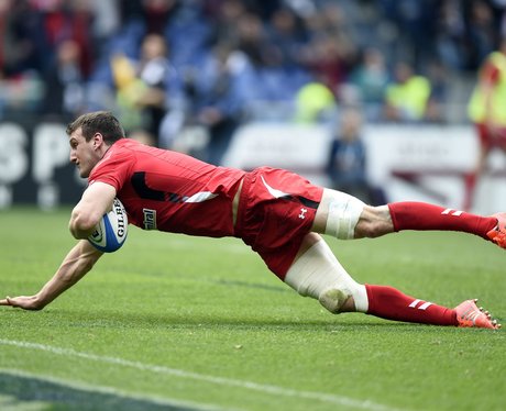 Sam Warburton scores a try against Italy