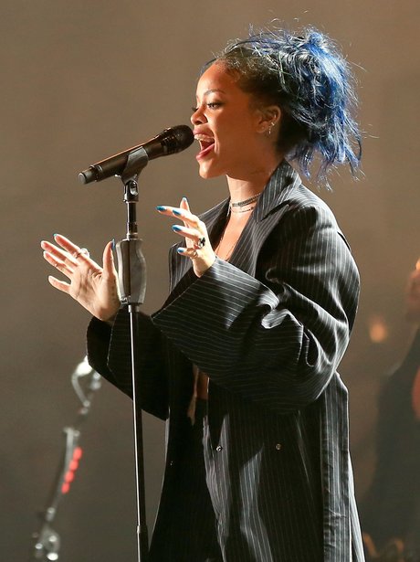 Rihanna wih blue hair 