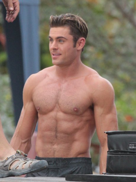 Zac Efron bears his buff body on the set of Baywatch. - Best Celebrity ...