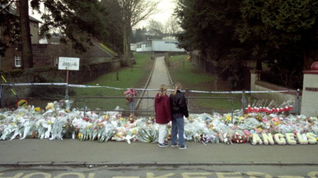WATCH: Dunblane massacre relatives show support for Florida school