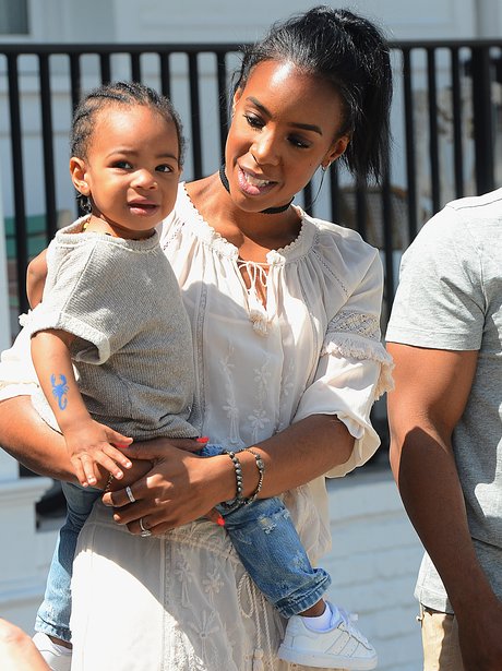 Kelly Rowland balances work like with motherhood... and looks beautiful ...