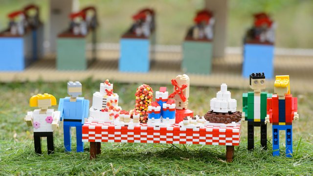 hud national Lydighed Lego Takes On 'Bake Off'... But Can You Spot Mini Mary Berry? - Heart