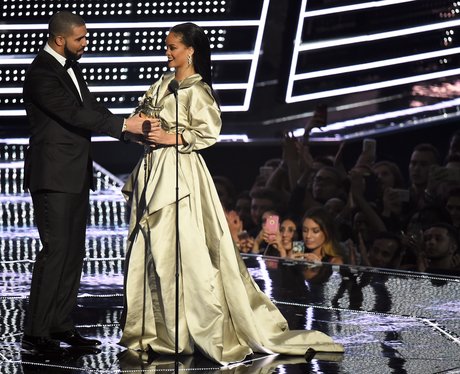 Drake presents Rihanna with award MTV VMAs 2016