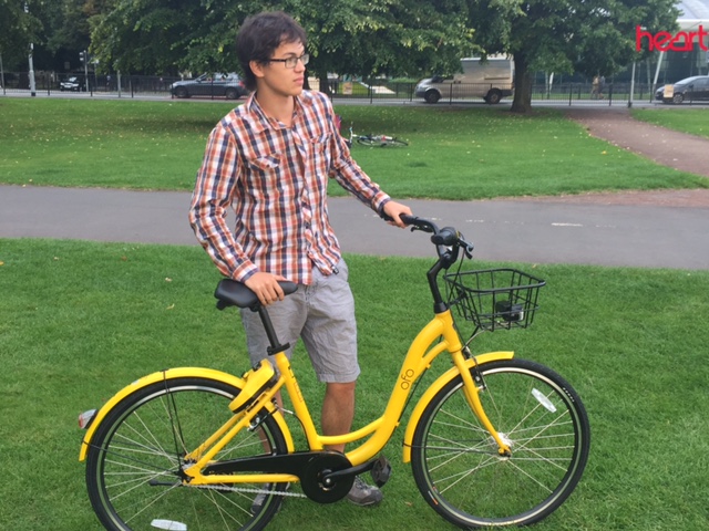 Man with OFO bike in Cambridge