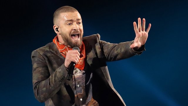 Kid Takes Selfie With Justin Timberlake at Super Bowl