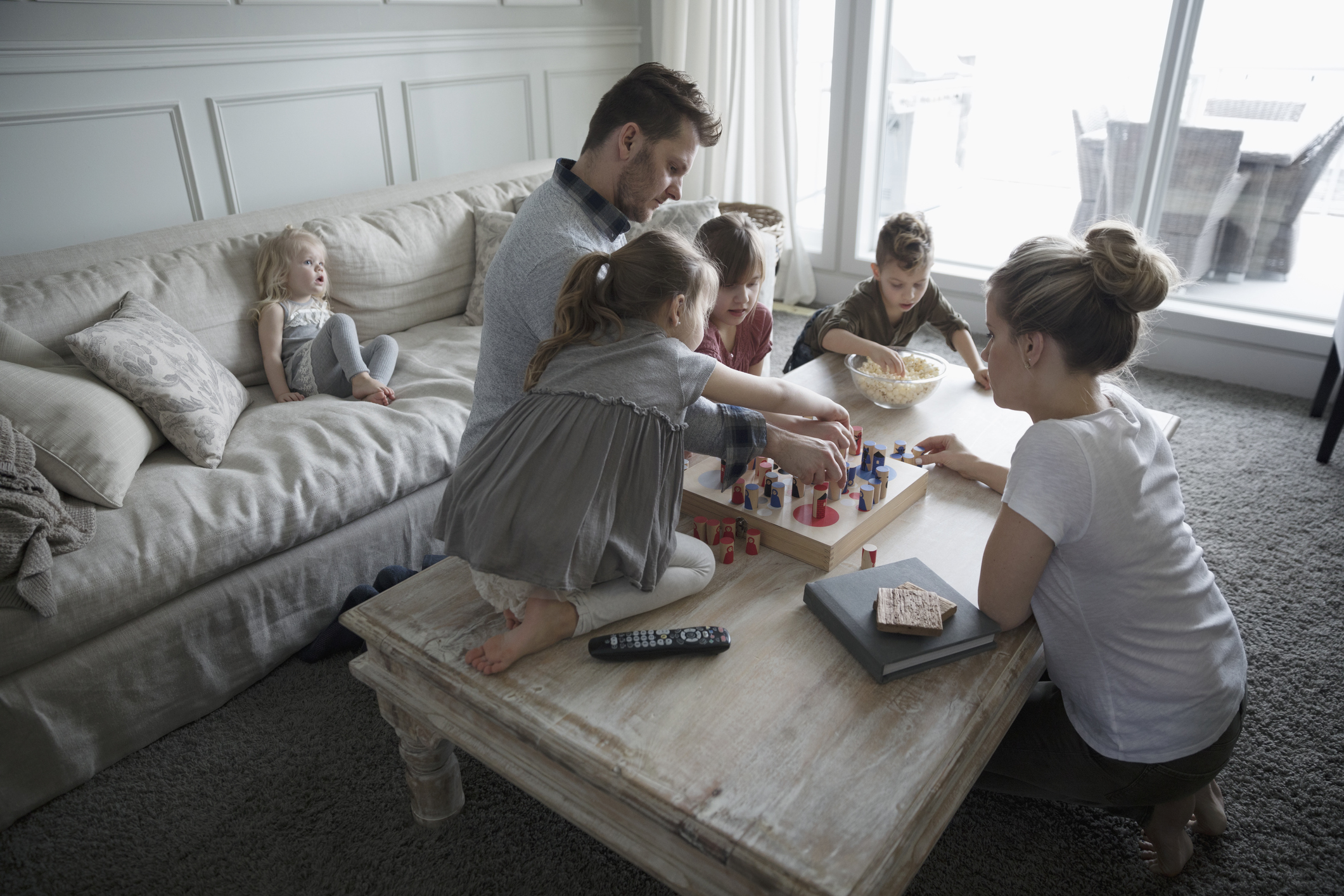 Kinder eltern. Family game Night. Playing Family game at Night. Детоцентризм. Family Play.