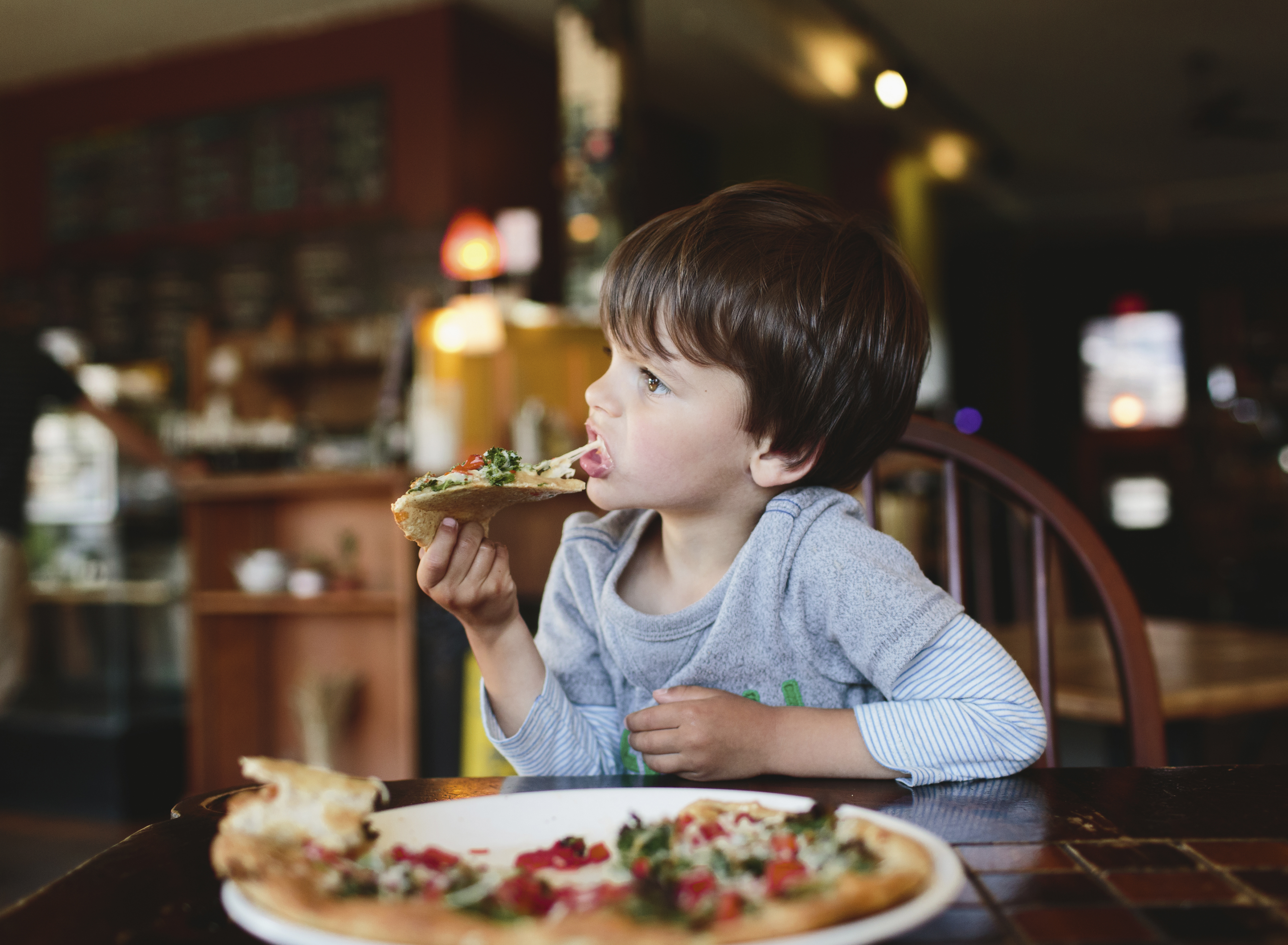 Have s rest. Еда в кафе для детей. Ребенок завтракает. Дети едят пиццу. Пицца для детей.